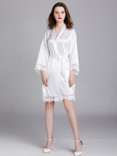 Robes en Satin à Encolure en V et à Bordure en Dentelle Florale Longueur Genou