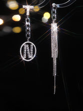 Boucles d'oreilles asymétriques avec lettres et pompons