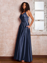 Maxi Robe en Satin à Bretelles Spaghetti avec Poches Bleu Marine