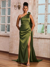 Une Robe Longue Asymétrique Avec des Rubans Olive Verte