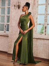 Une Robe Longue Asymétrique Avec des Rubans Olive Verte