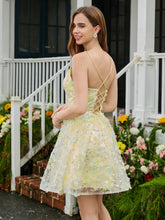 Robe de retour avec appliqués de fleurs et décolleté plongeant en V Jonquille