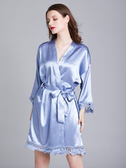 Robes en Satin à Encolure en V et à Bordure en Dentelle Florale Longueur Genou