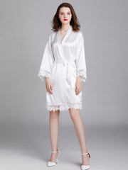 Robes en Satin à Encolure en V et à Bordure en Dentelle Florale Longueur Genou