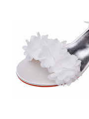 Sandales à Talons Chunky Bas en Satin Blanc avec Fleurs en Bout Ouvert