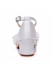 Sandales à Talons Chunky Bas en Satin Blanc avec Fleurs en Bout Ouvert