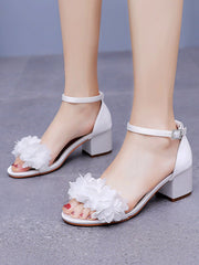Sandales à Talons Chunky Bas en Satin Blanc avec Fleurs en Bout Ouvert