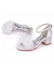 Sandales à Talons Chunky Bas en Satin Blanc avec Fleurs en Bout Ouvert