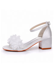 Sandales à Talons Chunky Bas en Satin Blanc avec Fleurs en Bout Ouvert