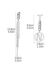 Boucles d'oreilles asymétriques avec lettres et pompons