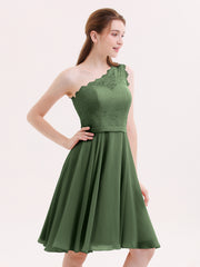 Une Epaule Dentelle Robe Demoiselle d'honneur Courte Olive Verte Grande Taille