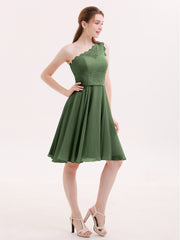 Une Epaule Dentelle Robe Demoiselle d'honneur Courte Olive Verte