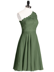 Une Epaule Dentelle Robe Demoiselle d'honneur Courte Olive Verte Grande Taille