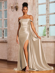 Robe en Satin Extensible à Hors de l'Épaule avec Traîne de Balayage Taupe