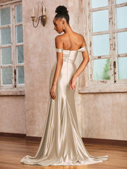 Robe en Satin Extensible à Hors de l'Épaule avec Traîne de Balayage Taupe