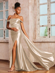 Robe en Satin Extensible à Hors de l'Épaule avec Traîne de Balayage Taupe
