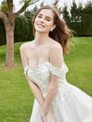 Robe de Mariée en Dentelle Hors de l'Épaule avec Traîne Chapelle Ivoire/Champagne