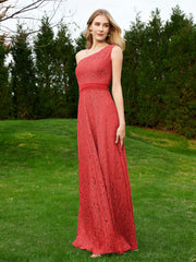 Robe en Dentelle Sans Manches à Une Épaule avec Ceinture Rouge