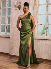 Une Robe Longue Asymétrique Avec des Rubans Olive Verte