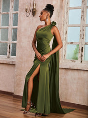 Une Robe Longue Asymétrique Avec des Rubans Olive Verte