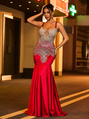 Robe Sirène en Satin à Bretelles Spaghetti avec Strass Bordeaux