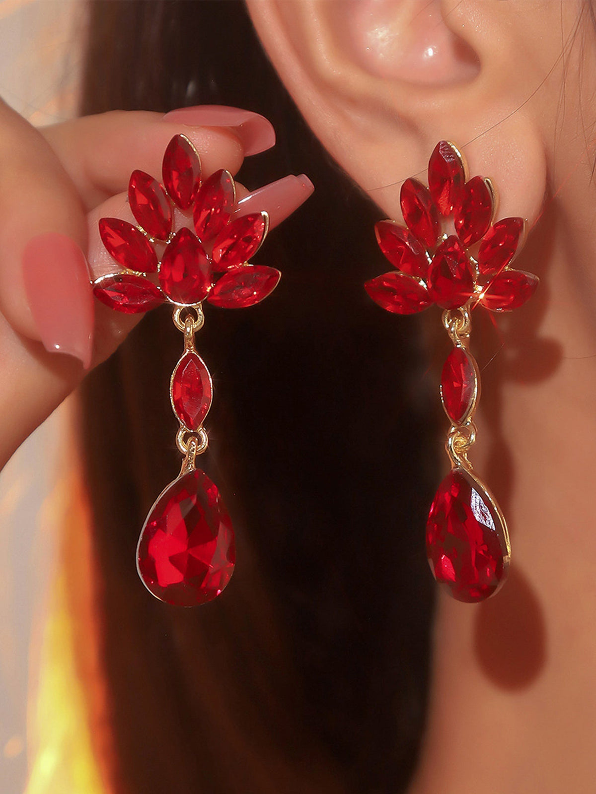 boucles d'oreilles chanel logo cc et strass metal dore boucles d'oreilles chanel logo cc et strass metal dore