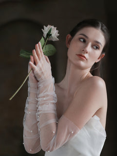 Les gants de mariée en perles blanches